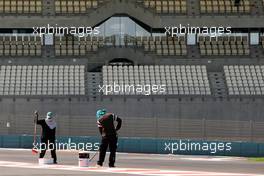 Final circuit preparations. 01.11.2012. Formula 1 World Championship, Rd 18, Abu Dhabi Grand Prix, Yas Marina Circuit, Abu Dhabi, Preparation Day.