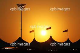 The sun sets over the circuit. 01.11.2012. Formula 1 World Championship, Rd 18, Abu Dhabi Grand Prix, Yas Marina Circuit, Abu Dhabi, Preparation Day.