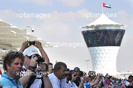 Fans enjoy the pit lane walkabout. 01.11.2012. Formula 1 World Championship, Rd 18, Abu Dhabi Grand Prix, Yas Marina Circuit, Abu Dhabi, Preparation Day.