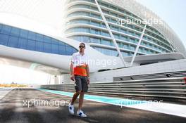 Paul di Resta (GBR) Sahara Force India F1 walks the circuit. 01.11.2012. Formula 1 World Championship, Rd 18, Abu Dhabi Grand Prix, Yas Marina Circuit, Abu Dhabi, Preparation Day.