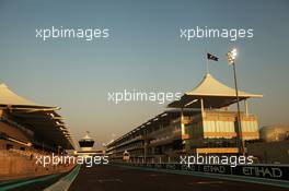 Sun sets on the start/finish straight. 01.11.2012. Formula 1 World Championship, Rd 18, Abu Dhabi Grand Prix, Yas Marina Circuit, Abu Dhabi, Preparation Day.