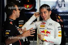 (L to R): Antonio Felix da Costa (POR) Red Bull Racing Test Driver with Robin Frijns (NLD) Red Bull Racing Test Driver. 08.11.2012. Formula 1 Young Drivers Test, Day 3, Yas Marina Circuit, Abu Dhabi, UAE.