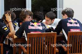 Robin Frijns (NLD) Red Bull Racing Test Driver with his engineers. 08.11.2012. Formula 1 Young Drivers Test, Day 3, Yas Marina Circuit, Abu Dhabi, UAE.