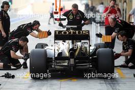 Edoardo Mortara (ITA) Lotus F1 E20 Test Driver in the pits. 07.11.2012. Formula 1 Young Drivers Test, Day 2, Yas Marina Circuit, Abu Dhabi, UAE.