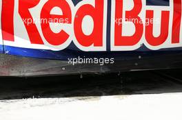 Radiator leak on the Red Bull Racing RB8 of Mark Webber (AUS) Red Bull Racing. 16.11.2012. Formula 1 World Championship, Rd 19, United States Grand Prix, Austin, Texas, USA, Practice Day.