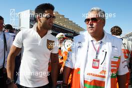 Dr. Vijay Mallya (IND) Sahara Force India F1 Team Owner on the grid with his son Sid Mallya (IND). 18.11.2012. Formula 1 World Championship, Rd 19, United States Grand Prix, Austin, Texas, USA, Race Day.
