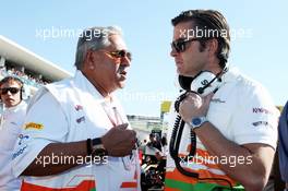 (L to R): Dr. Vijay Mallya (IND) Sahara Force India F1 Team Owner with Andy Stevenson (GBR) Sahara Force India F1 Team Manager on the grid. 18.11.2012. Formula 1 World Championship, Rd 19, United States Grand Prix, Austin, Texas, USA, Race Day.