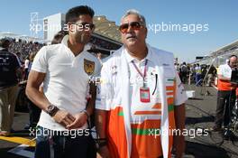 Dr. Vijay Mallya (IND) Sahara Force India F1 Team Owner on the grid with his son Sid Mallya (IND). 18.11.2012. Formula 1 World Championship, Rd 19, United States Grand Prix, Austin, Texas, USA, Race Day.