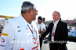 Dr. Vijay Mallya (IND) Sahara Force India F1 Team Owner with Ron Dennis (GBR) McLaren Executive Chairman on the grid. 18.11.2012. Formula 1 World Championship, Rd 19, United States Grand Prix, Austin, Texas, USA, Race Day.