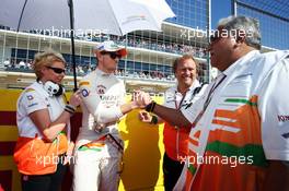 Nico Hulkenberg (GER) Sahara Force India F1 with Robert Fearnley (GBR) Sahara Force India F1 Team Deputy Team Principal and Dr. Vijay Mallya (IND) Sahara Force India F1 Team Owner on the grid. 18.11.2012. Formula 1 World Championship, Rd 19, United States Grand Prix, Austin, Texas, USA, Race Day.