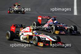 Narain Karthikeyan (IND) HRT Formula One Team HRT F112 lapped by Daniel Ricciardo (AUS) Scuderia Toro Rosso STR7. 18.11.2012. Formula 1 World Championship, Rd 19, United States Grand Prix, Austin, Texas, USA, Race Day.