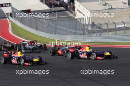 Sebastian Vettel (GER) Red Bull Racing RB8 leads at the start of the race. 18.11.2012. Formula 1 World Championship, Rd 19, United States Grand Prix, Austin, Texas, USA, Race Day.
