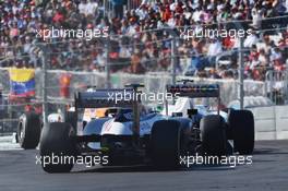 Paul di Resta (GBR) Sahara Force India VJM05 leads Sergio Perez (MEX) Sauber C31 and Bruno Senna (BRA) Williams FW34. 18.11.2012. Formula 1 World Championship, Rd 19, United States Grand Prix, Austin, Texas, USA, Race Day.
