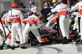 Lewis Hamilton (GBR) McLaren MP4/27 makes a pit stop. 18.11.2012. Formula 1 World Championship, Rd 19, United States Grand Prix, Austin, Texas, USA, Race Day.