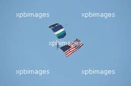 Parachutist with the american flag. 18.11.2012. Formula 1 World Championship, Rd 19, United States Grand Prix, Austin, Texas, USA, Race Day.