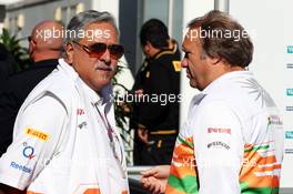 (L to R): Dr. Vijay Mallya (IND) Sahara Force India F1 Team Owner and Robert Fearnley (GBR) Sahara Force India F1 Team Deputy Team Principal. 17.11.2012. Formula 1 World Championship, Rd 19, United States Grand Prix, Austin, Texas, USA, Qualifying Day.