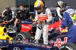 Lewis Hamilton (GBR), McLaren Mercedes looking at the car of Sebastian Vettel (GER), Red Bull Racing  17.11.2012. Formula 1 World Championship, Rd 19, United States Grand Prix, Austin, USA, Qualifying Day