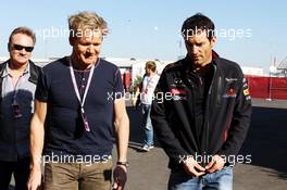 (L to R): Gordon Ramsey (GBR) Celebrity Chef with Mark Webber (AUS) Red Bull Racing. 18.11.2012. Formula 1 World Championship, Rd 19, United States Grand Prix, Austin, Texas, USA, Race Day.