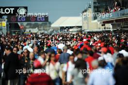 Fans enjoy a pit lane walkabout. 18.11.2012. Formula 1 World Championship, Rd 19, United States Grand Prix, Austin, Texas, USA, Race Day.