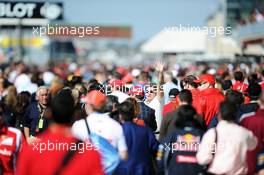 Fans enjoy a pit lane walkabout. 18.11.2012. Formula 1 World Championship, Rd 19, United States Grand Prix, Austin, Texas, USA, Race Day.