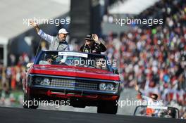(L to R): Michael Schumacher (GER) Mercedes AMG F1 and Kimi Raikkonen (FIN) Lotus F1 Team on the drivers parade. 18.11.2012. Formula 1 World Championship, Rd 19, United States Grand Prix, Austin, Texas, USA, Race Day.