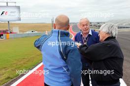 Jean-Paul Nulens, Sign Writing crew (Centre) with Bernie Ecclestone (GBR) CEO Formula One Group (FOM). 15.11.2012. Formula 1 World Championship, Rd 19, United States Grand Prix, Austin, Texas, USA, Preparation Day.