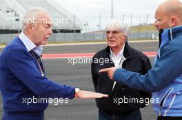 Jean-Paul Nulens, Sign Writing crew (Left) with Bernie Ecclestone (GBR) CEO Formula One Group (FOM). 15.11.2012. Formula 1 World Championship, Rd 19, United States Grand Prix, Austin, Texas, USA, Preparation Day.