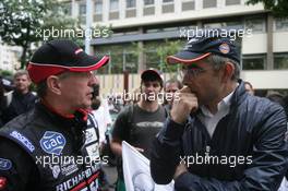 #42 Greaves Motorsport Zytek Z11SN Nissan: Martin Brundle with actor Rowan Atkinson 15.06.2012, Le Mans Streetparade, FIA World Endurance Championship, Le Mans, France