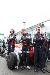 Red Bull Racing RB9 protected from view by mechanics on the grid. 17.03.2013. Formula 1 World Championship, Rd 1, Australian Grand Prix, Albert Park, Melbourne, Australia, Race Day.