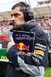 Guillaume Rocquelin (ITA) Red Bull Racing Race Engineer on the grid. 17.03.2013. Formula 1 World Championship, Rd 1, Australian Grand Prix, Albert Park, Melbourne, Australia, Race Day.