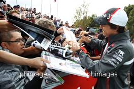 Esteban Gutierrez (MEX) Sauber signs autographs for the fans. 16.03.2013. Formula 1 World Championship, Rd 1, Australian Grand Prix, Albert Park, Melbourne, Australia, Qualifying Day.