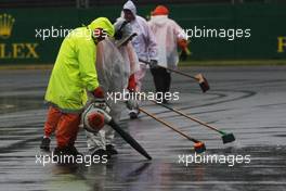 Marshals clear the track of rain water. 16.03.2013. Formula 1 World Championship, Rd 1, Australian Grand Prix, Albert Park, Melbourne, Australia, Qualifying Day.