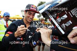 Daniel Ricciardo (AUS) Scuderia Toro Rosso signs autographs for the fans. 16.03.2013. Formula 1 World Championship, Rd 1, Australian Grand Prix, Albert Park, Melbourne, Australia, Qualifying Day.