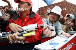 Fans wait for autographs. 16.03.2013. Formula 1 World Championship, Rd 1, Australian Grand Prix, Albert Park, Melbourne, Australia, Qualifying Day.