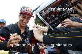 Daniel Ricciardo (AUS) Scuderia Toro Rosso signs autographs for the fans. 16.03.2013. Formula 1 World Championship, Rd 1, Australian Grand Prix, Albert Park, Melbourne, Australia, Qualifying Day.
