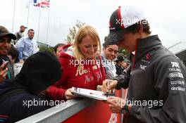 Esteban Gutierrez (MEX) Sauber signs autographs for the fans. 17.03.2013. Formula 1 World Championship, Rd 1, Australian Grand Prix, Albert Park, Melbourne, Australia, Race Day.