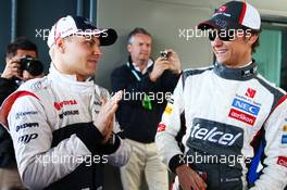(L to R): Valtteri Bottas (FIN) Williams with Esteban Gutierrez (MEX) Sauber. 17.03.2013. Formula 1 World Championship, Rd 1, Australian Grand Prix, Albert Park, Melbourne, Australia, Race Day.