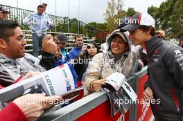 Esteban Gutierrez (MEX) Sauber with fans 17.03.2013. Formula 1 World Championship, Rd 1, Australian Grand Prix, Albert Park, Melbourne, Australia, Race Day.