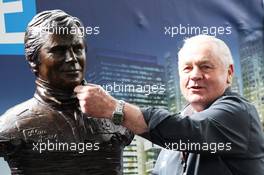 F1 World Champion Alan Jones (AUS) and a statue unveiled in his honour.  17.03.2013. Formula 1 World Championship, Rd 1, Australian Grand Prix, Albert Park, Melbourne, Australia, Race Day.