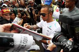 Lewis Hamilton (GBR) Mercedes AMG F1 signs autographs for the fans. 14.03.2013. Formula 1 World Championship, Rd 1, Australian Grand Prix, Albert Park, Melbourne, Australia, Preparation Day.