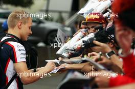Valtteri Bottas (FIN) Williams signs autographs for the fans. 14.03.2013. Formula 1 World Championship, Rd 1, Australian Grand Prix, Albert Park, Melbourne, Australia, Preparation Day.
