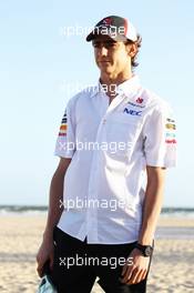 Esteban Gutierrez (MEX) Sauber plays beach tennis. 13.03.2013. Formula 1 World Championship, Rd 1, Australian Grand Prix, Albert Park, Melbourne, Australia, Preparation Day.