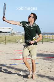 Giedo van der Garde (NLD) Caterham F1 Team plays beach tennis. 13.03.2013. Formula 1 World Championship, Rd 1, Australian Grand Prix, Albert Park, Melbourne, Australia, Preparation Day.