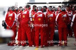 Ferrari mechanics hide the Ferrari F138. 21.02.2013. Formula One Testing, Day Three, Barcelona, Spain.