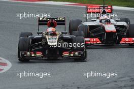 Romain Grosjean (FRA) Lotus F1 E21 leads Jenson Button (GBR) McLaren MP4-28. 21.02.2013. Formula One Testing, Day Three, Barcelona, Spain.