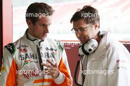 (L to R): Adrian Sutil (GER) Sahara Force India F1 with Bradley Joyce (GBR) Sahara Force India F1 Race Engineer. 21.02.2013. Formula One Testing, Day Three, Barcelona, Spain.