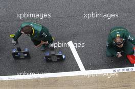 Caterham F1 Team mechanics. 01.03.2013. Formula One Testing, Day Two, Barcelona, Spain.