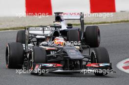 Nico Hulkenberg (GER) Sauber C32 leads Pastor Maldonado (VEN) Williams FW35. 01.03.2013. Formula One Testing, Day Two, Barcelona, Spain.