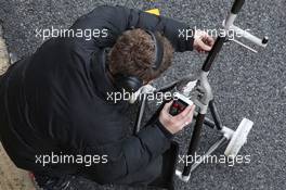 McLaren mechanic with a pit stop jack. 01.03.2013. Formula One Testing, Day Two, Barcelona, Spain.