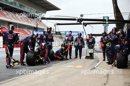 Scuderia Toro Rosso practice pit stops. 01.03.2013. Formula One Testing, Day Two, Barcelona, Spain.